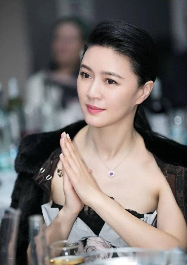 初恋陆毅，痴爱王志文，富豪老公入狱去世，她拿130亿笑着活下去