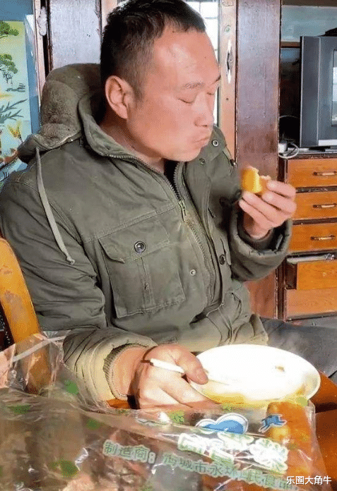 网红圈的人走茶凉,在“张同学”身上展现得淋漓尽致,他犯了大忌