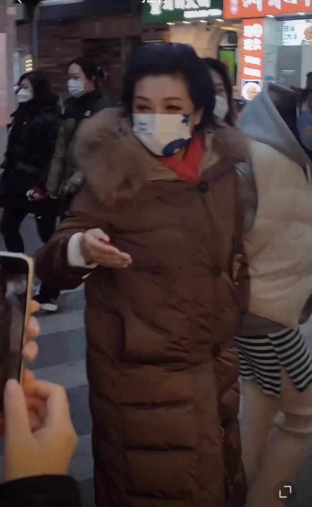 苗侨伟|6位曾移居国外的明星,苗侨伟全家回港过年,许绍雄回内地工作