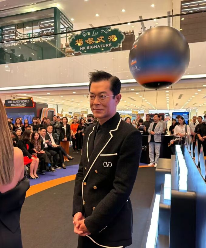 52岁古天乐现身海港城，面部僵硬头发稀少，近照被指像蜡像