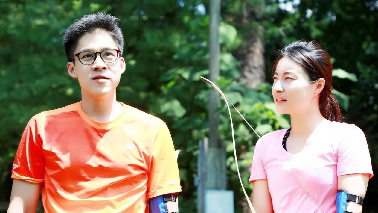 中国香港选手自由泳夺金！霍启刚拥抱女选手不避嫌，引老外围观