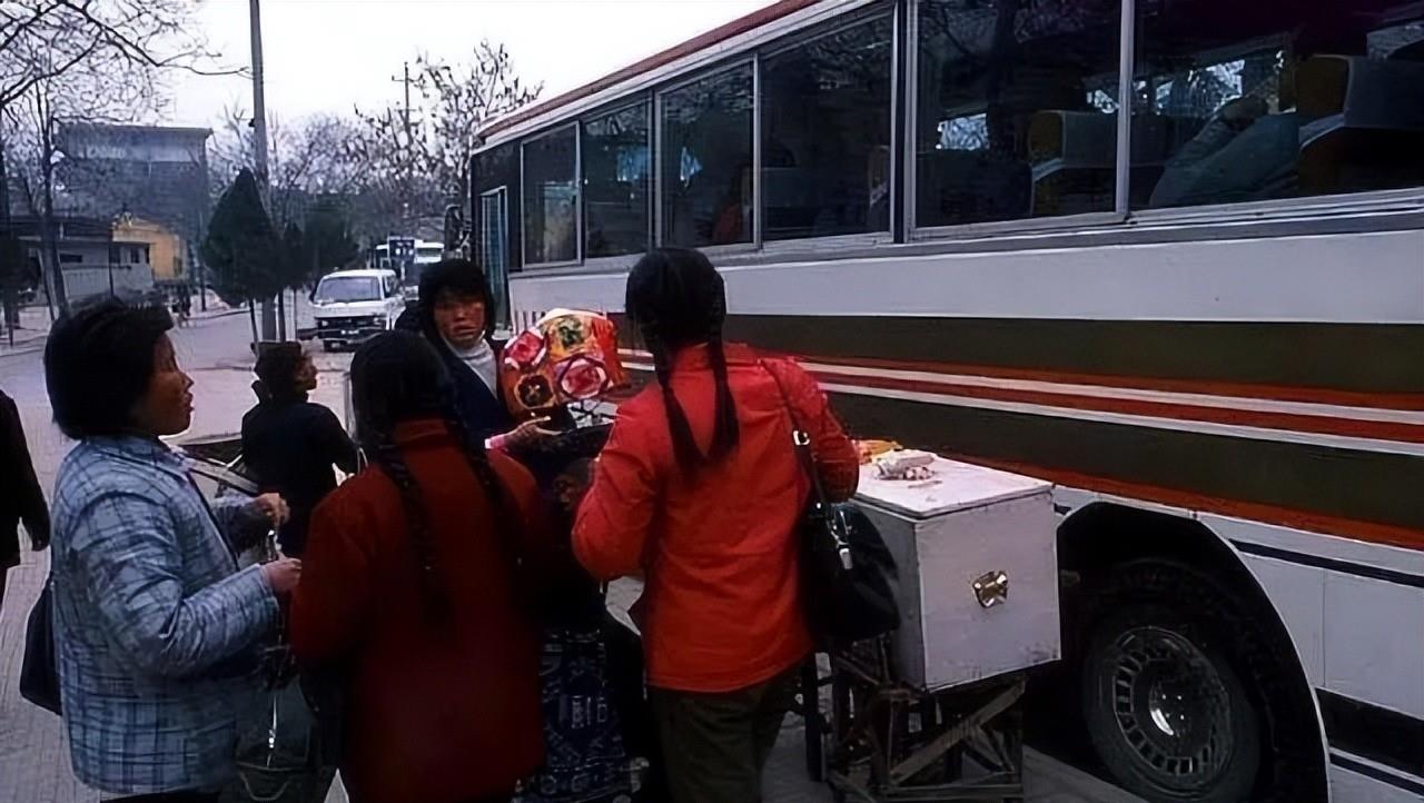 《好声音》被骂惨,创始人身份被扒出,网友:难怪那英能连任八季