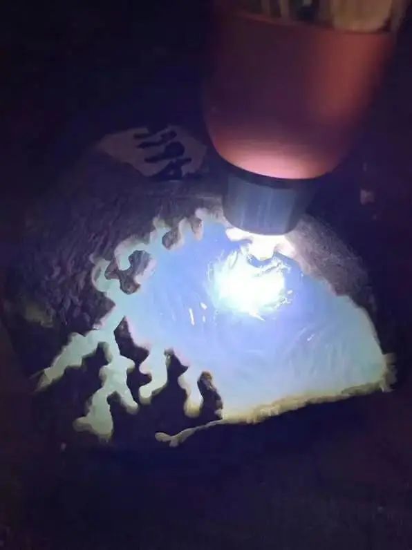 |分享莫西沙翡翠原石,开窗呈现高冰蓝花