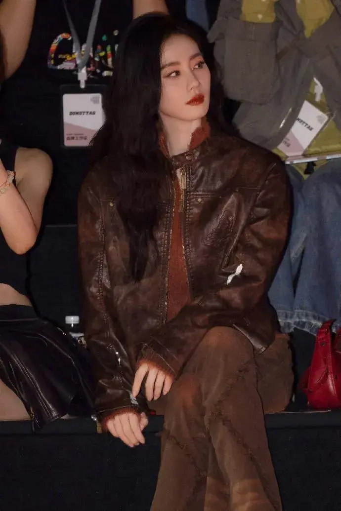 刘诗诗看秀脸上皱纹引热议,美拉德风又酷又美,被指一点也不好看