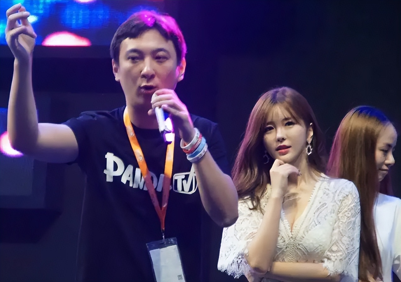 曝王思聪当爸,抱娃喂奶父爱满满,女方信息被公开,更多隐情曝光