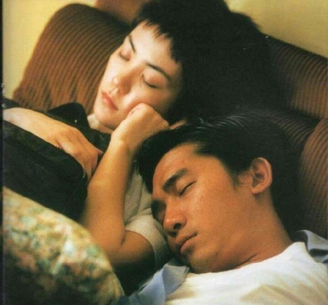 梁朝伟王菲多年后同框，一个爽朗一个腼腆，刘嘉玲在线磕友情糖