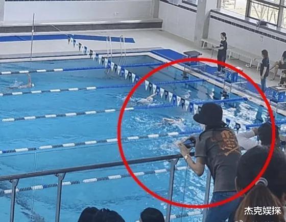 全智贤|全智贤和老公看儿子游泳比赛,夫妻俩打扮低调,在走道上甜蜜交谈