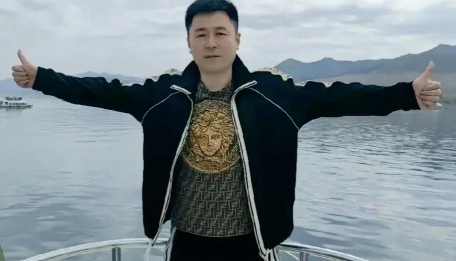 赵本山好友“涛哥”去世,疑讨债时被捅死,100辆豪车送殡遭批!