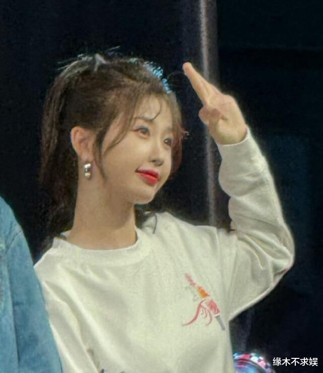 关晓彤虞书欣同框疑不合,两人全程无交流,关晓彤表情耐人寻味!