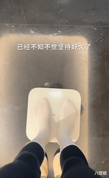 宣云下厨为潘玮柏做减脂餐,甜喊老公某胖,厨艺平平餐具却超抢镜