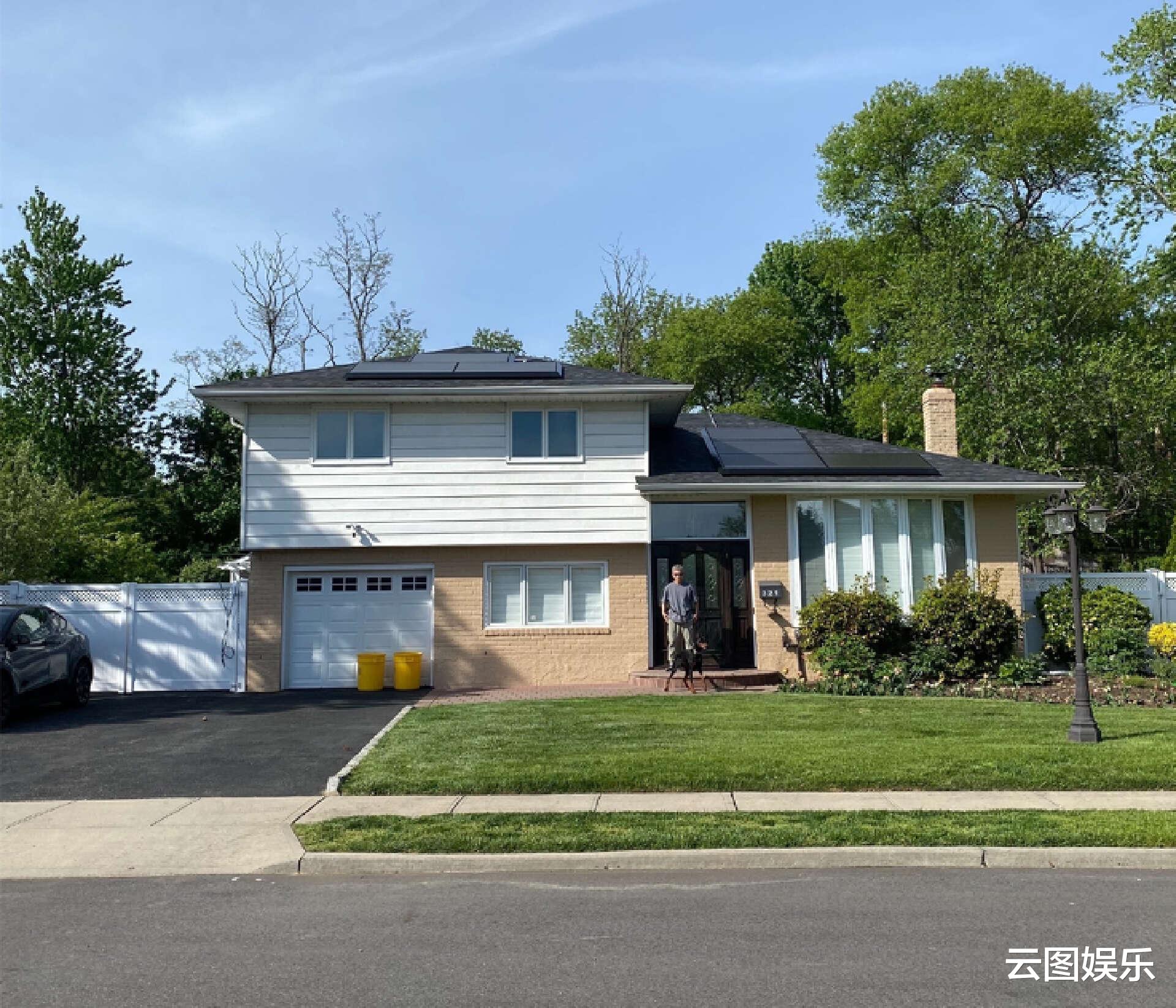 美国|60岁老戏骨移居美国,单身无娃养俩狗作伴,满头白发坦言生活枯燥