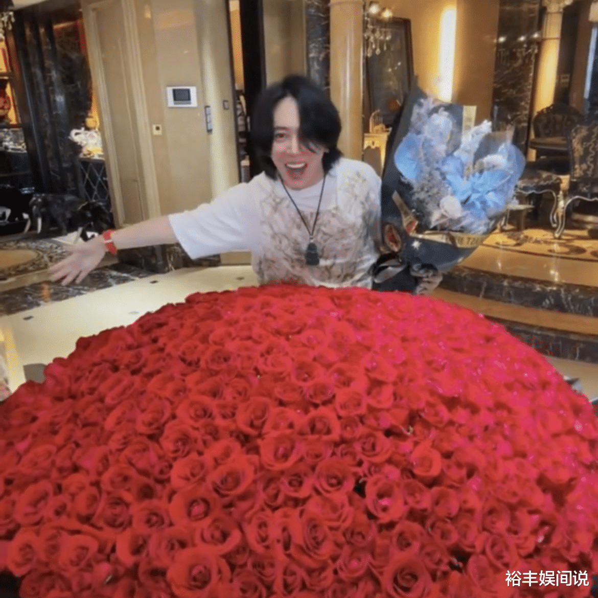 网红“王红权星”疑与同性结婚,无名指戴大钻戒,一身行头超千万