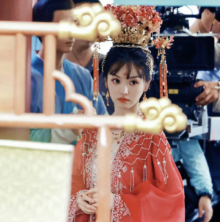 曝95后女星片场耍大牌!拍戏似坐班绝不过点,超时罢工还收加班费