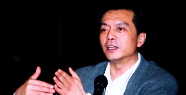 他出道18年不温不火,父亲是《新闻联播》主播,母亲是央视主播