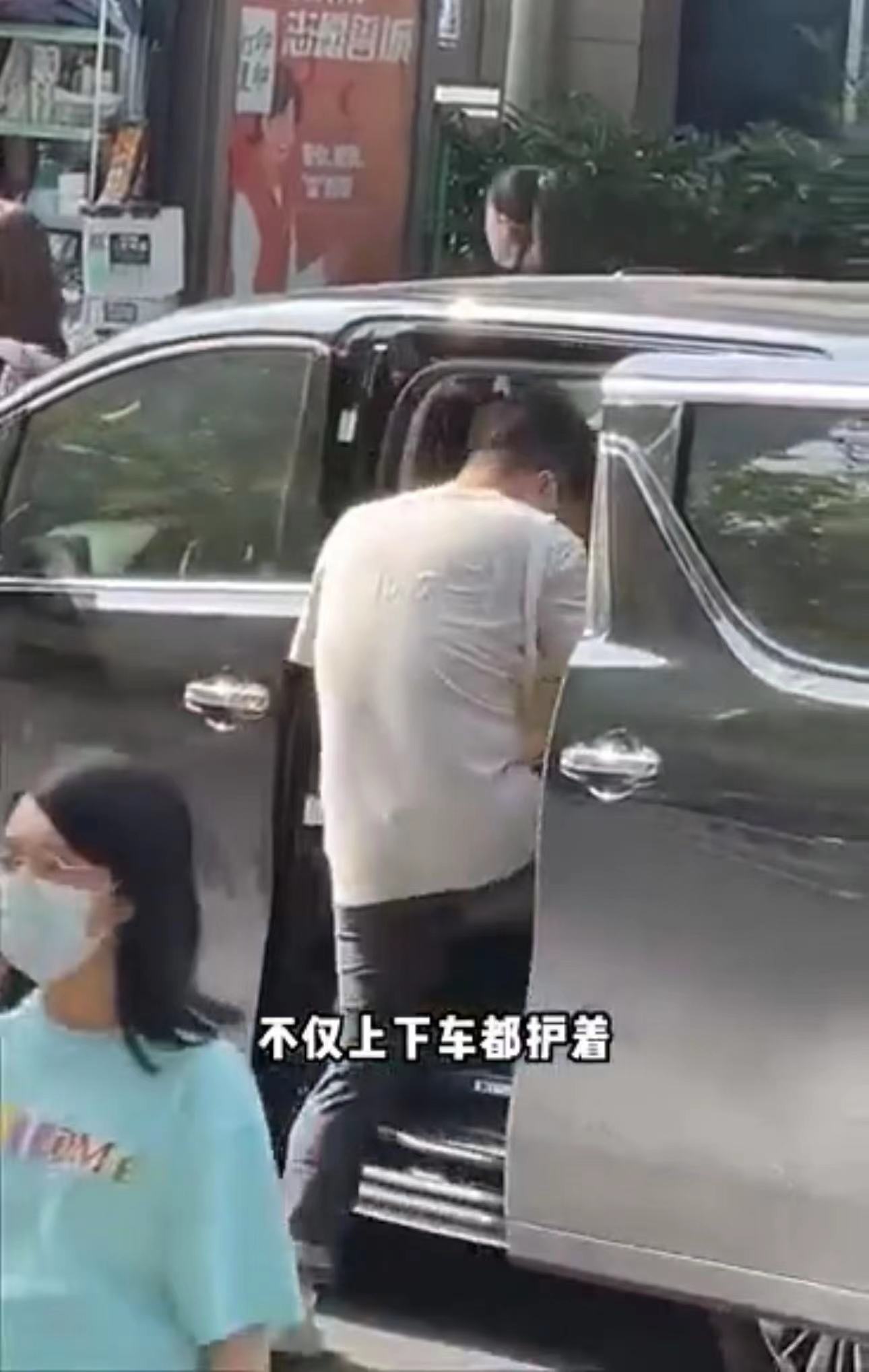 沈涛|主持人沈涛陪爱妻产检，背包扇风体贴入微，妻子肚大如箩四肢纤细