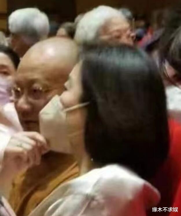 梦中的那片海|68岁林青霞看京剧,和大师交头接耳显亲密,两位友人都戴千万翡翠