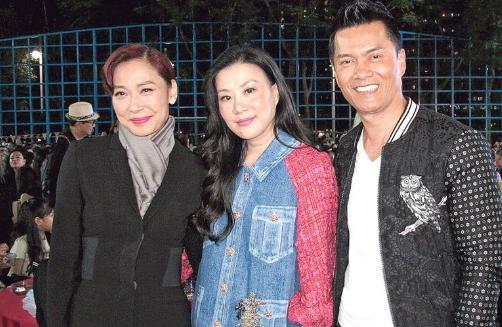 吕良伟|吕良伟夫妻晒百万豪车,网友嘲讽男方吃软饭,杨小娟礼貌护夫获赞