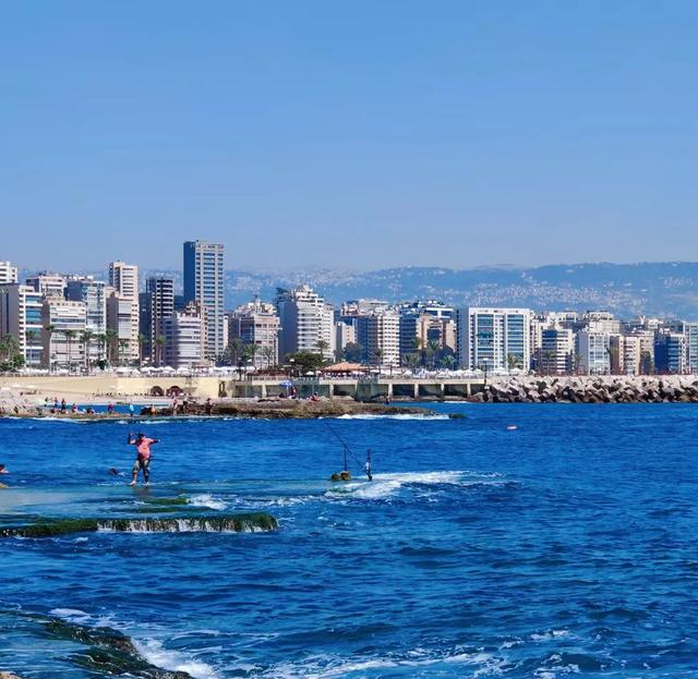 |黎巴嫩面积1万平方千米，人口600万，优势水资源丰富、可以滑雪