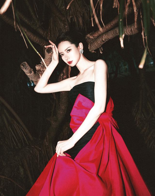 戚薇玫红蝴蝶结裙清冷红唇妆