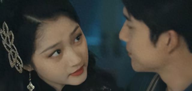 同样是演女特工，把关晓彤、宋轶放在一起看，差距就出来了