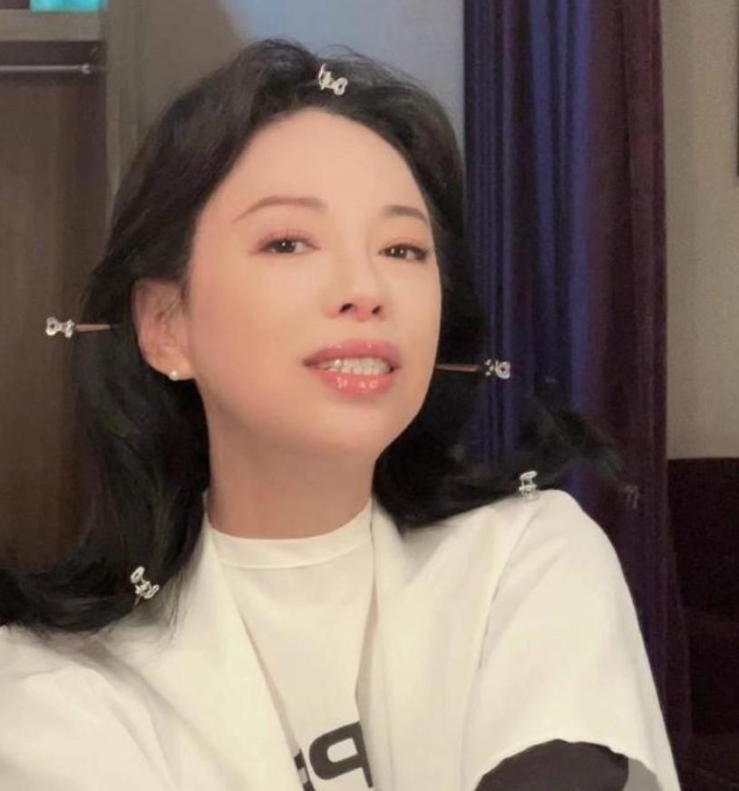 铁肺歌后黄绮珊，56岁整成20岁，网友：美不胜收！