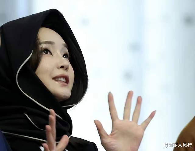 美国 韩国第一夫人美貌闪耀阿联酋！穿军装也妩媚，走C位被批不懂礼仪