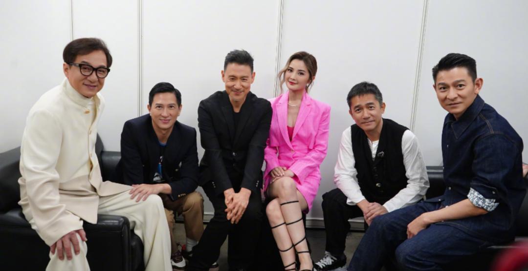 梁朝伟|影帝、天王齐聚香港,合照站位有讲究,梁朝伟乖坐着,张学友有趣