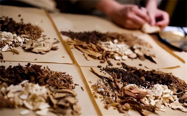 中医不灭，天理难容？大学教授发起万人签名，强烈要求取缔中医