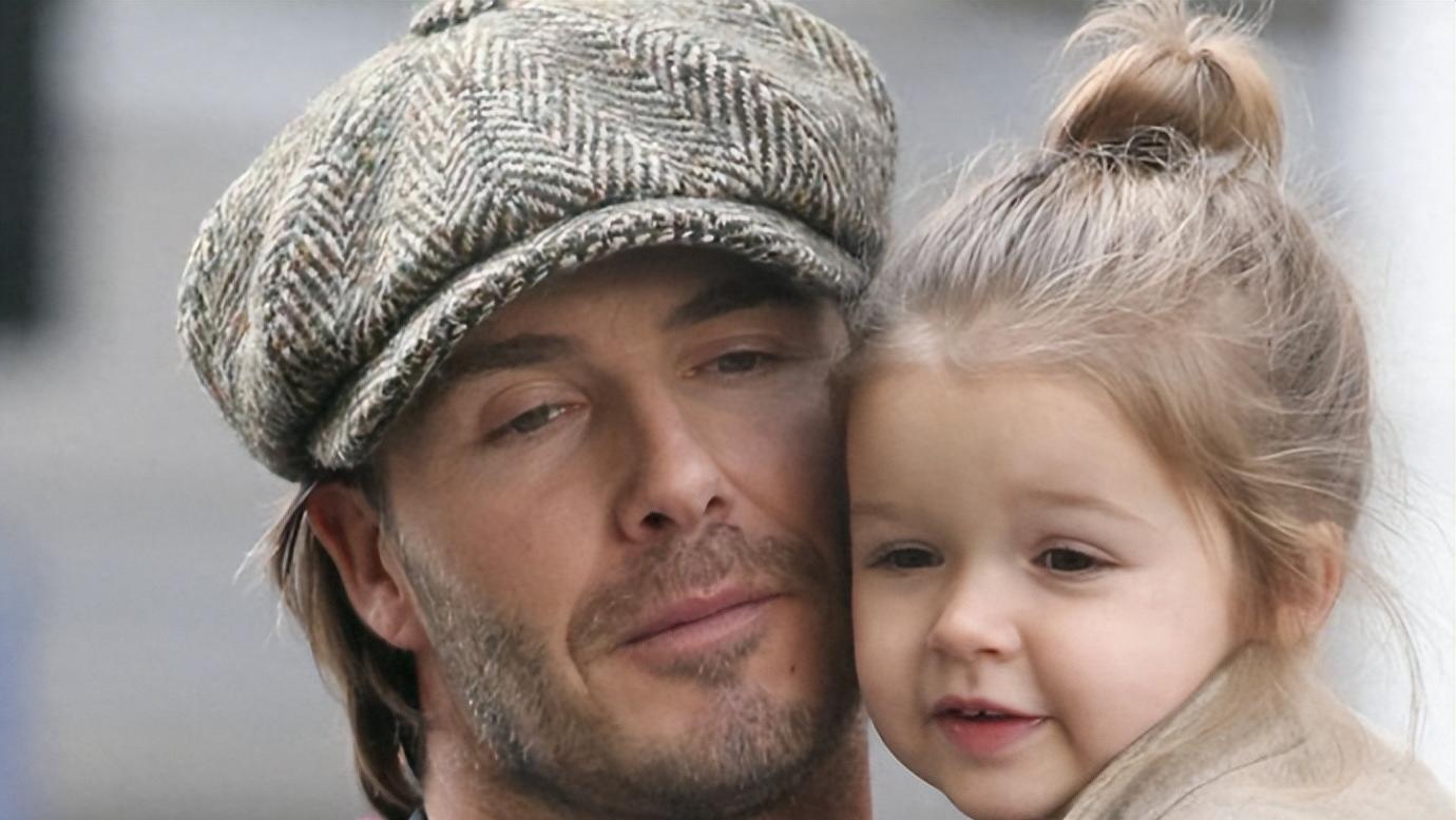 同样是不用走路的小公主，贝小七被宠上天，阿汤哥和女儿10年未见