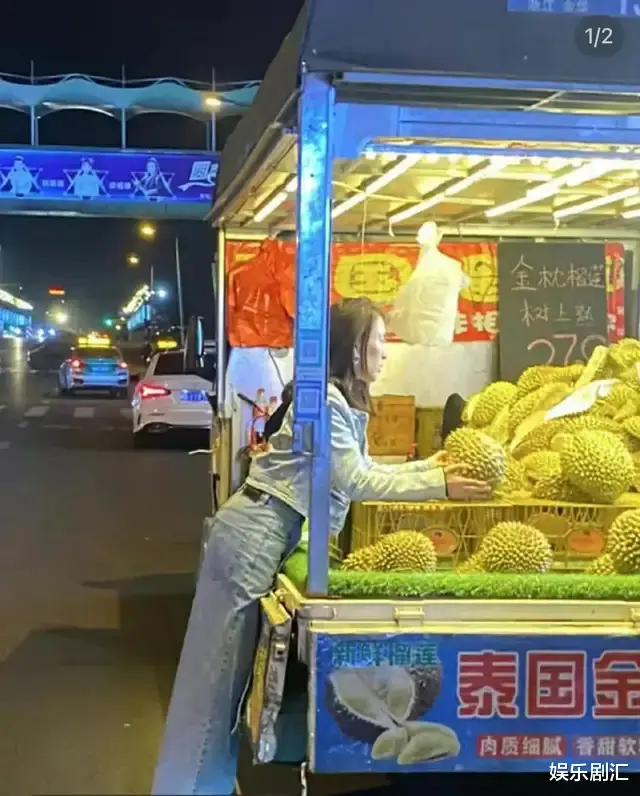 谢忻|马苏路边摊上买榴莲,身材发福显臃肿,整体的感觉与路人差不多