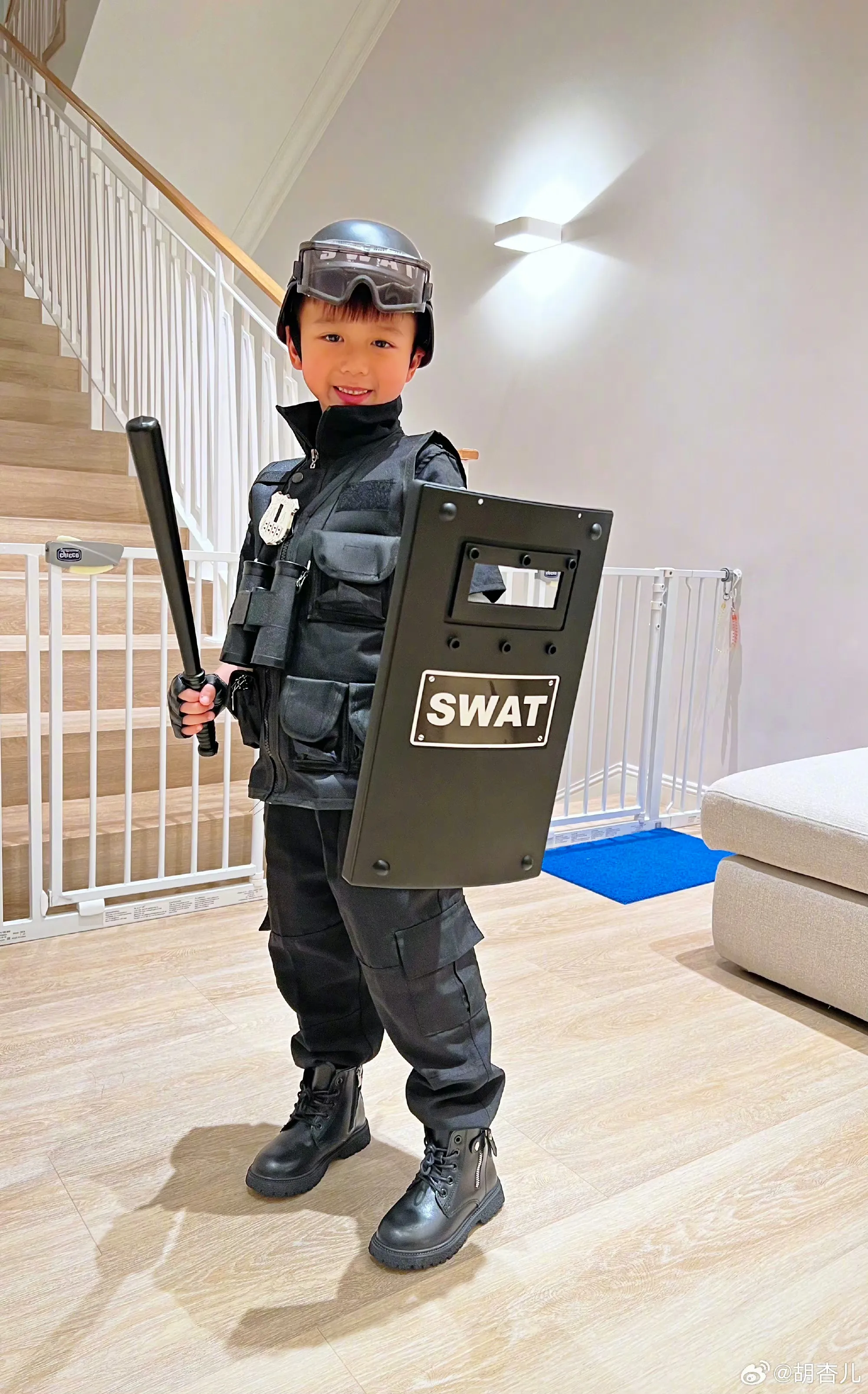 胡杏儿晒三个儿子万圣节造型,兄弟三人玩耍好欢乐,奕霆好帅气