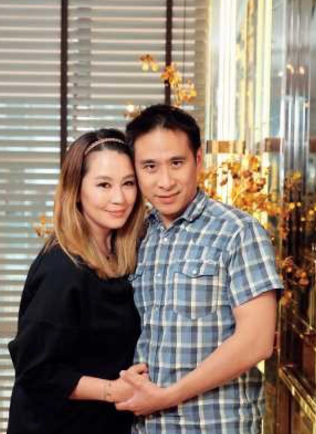 陈冠希二姐公开新恋情，小鸟依人发合照很甜蜜，男方两鬓全白很慈祥