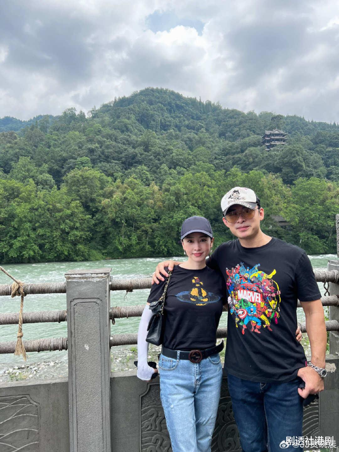 香港知名女星晒女儿近照!小家伙颜值高打扮似公主,被曝很臭美