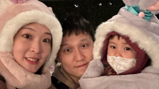 惠若琪一家游玩，买60元一根冰淇淋摆拍，学霸老公拎包抱娃超贴心