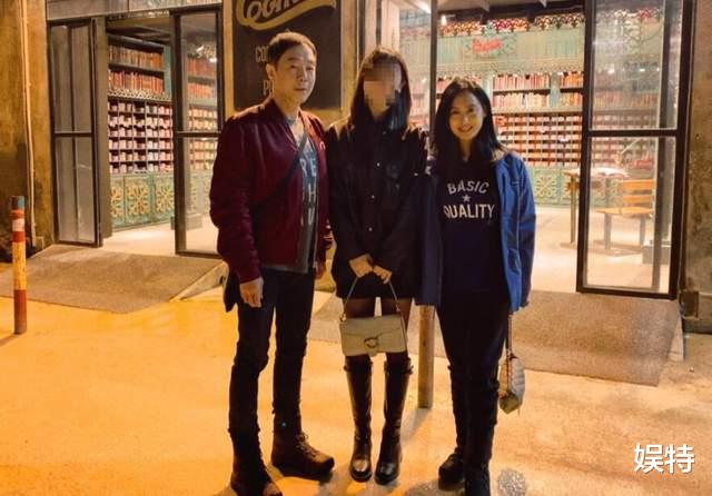 朱茵|朱茵黄贯中久违同框，合体逛街被偶遇，夫妻恩爱超亲和