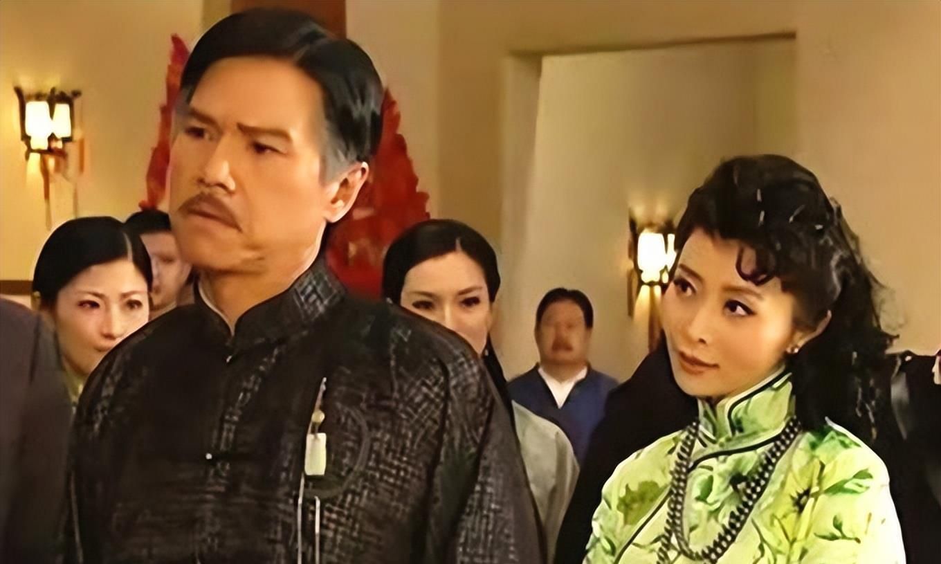 老戏骨全家加拿大摆摊卖衣服，儿子忙前忙后很卖力，已移民当地