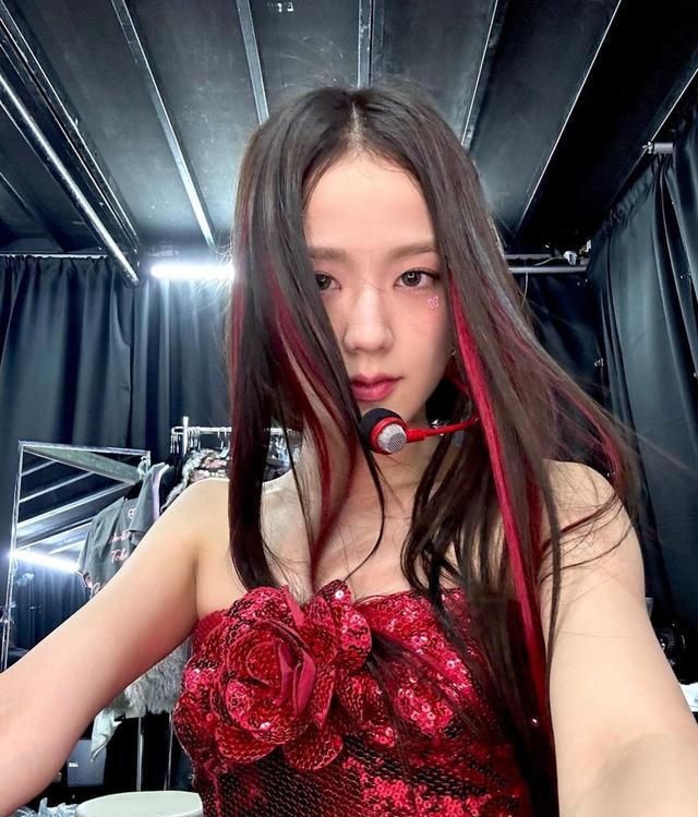 Jisoo出演《航海王》真人版蛇姬,AI重现经典低胸造型+公主切发型