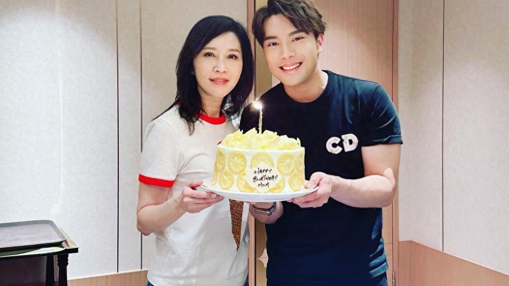 “顾老板”低调迎61岁生日，获小27岁继子送蛋糕，母子同框似姐弟