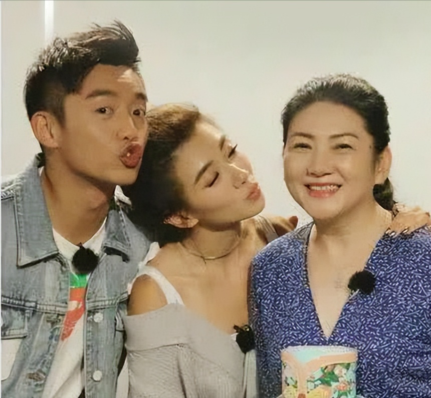 程晓玥|郑恺前女友程晓玥疑似已分娩,手腕上戴着手环,腹部平坦自称产妇