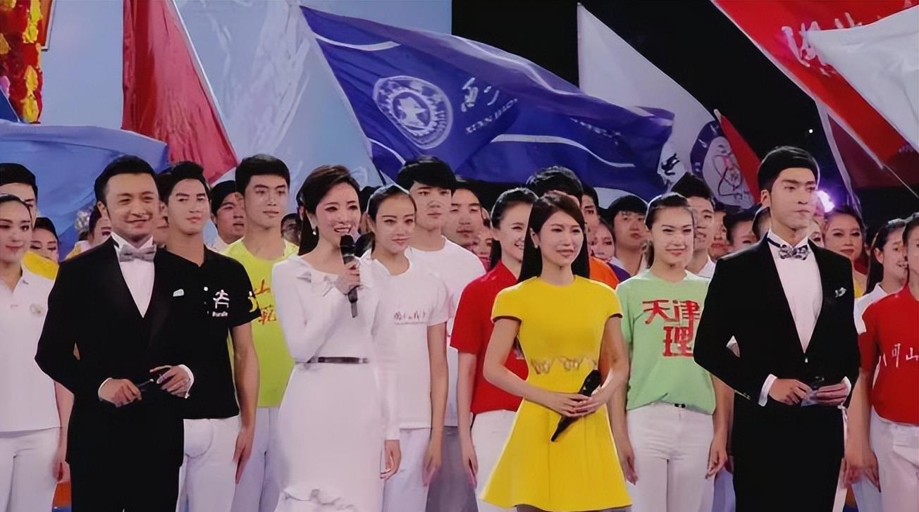 央视美女主持隐退嫁老外,一家回国逛北大母校,老公很帅气,女儿很像妈