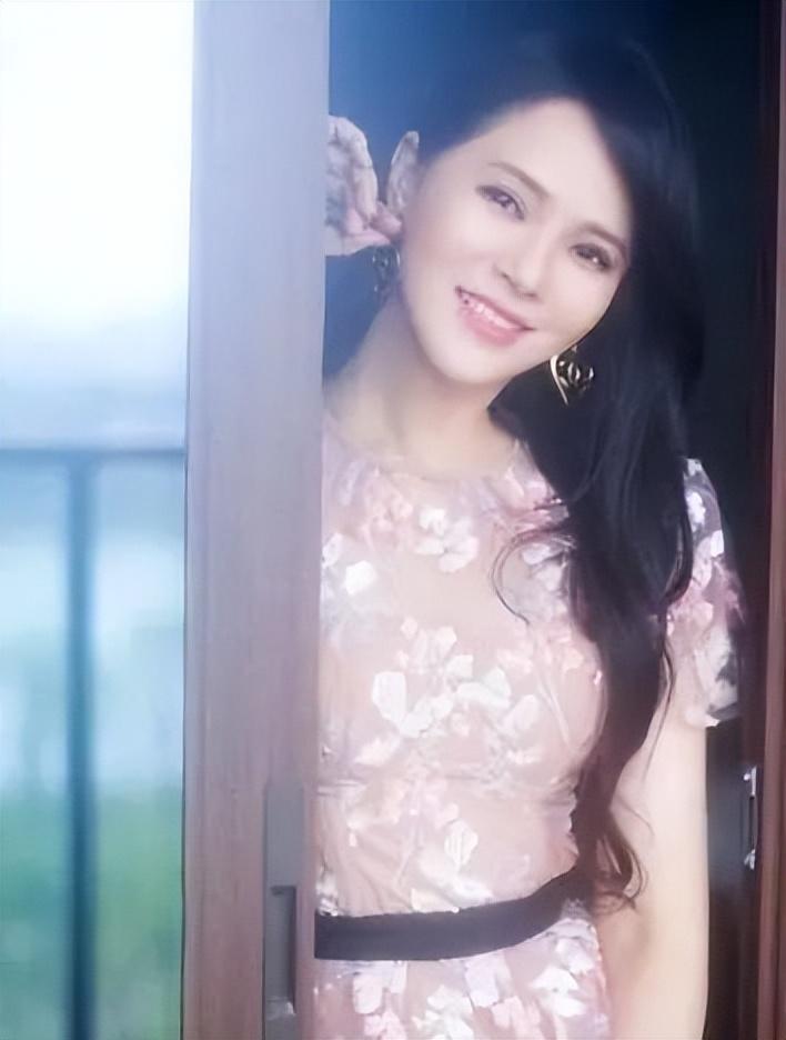 54岁的伊能静如何保持好身材？浅粉色连衣裙让她夏日少女感满满