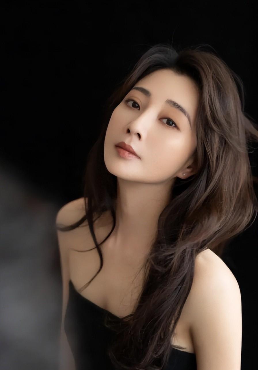 他被称“内地的向华强”，追求过李小冉，如今成了张柏芝新男友