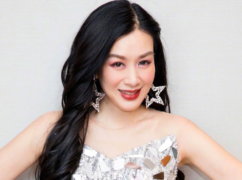 钟丽缇在王嘉尔演唱会被偶遇，生图发缝很宽疑似秃头，脸坑坑洼洼