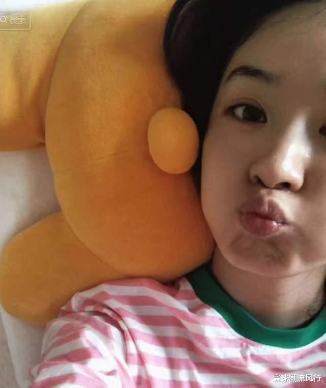 赵丽颖首次高调晒娃!穿休闲装展现酷帅一面,儿子高踢腿真是调皮