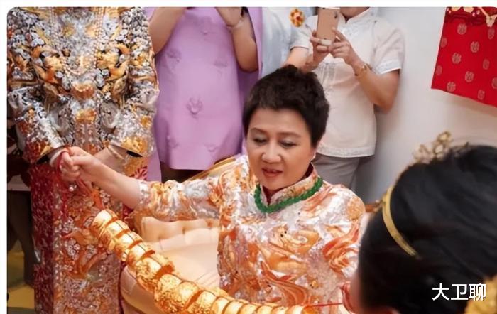 何超莲|三房何超莲3只金镯,四房何超盈10亿嫁妆,背后折射出双方不同性格