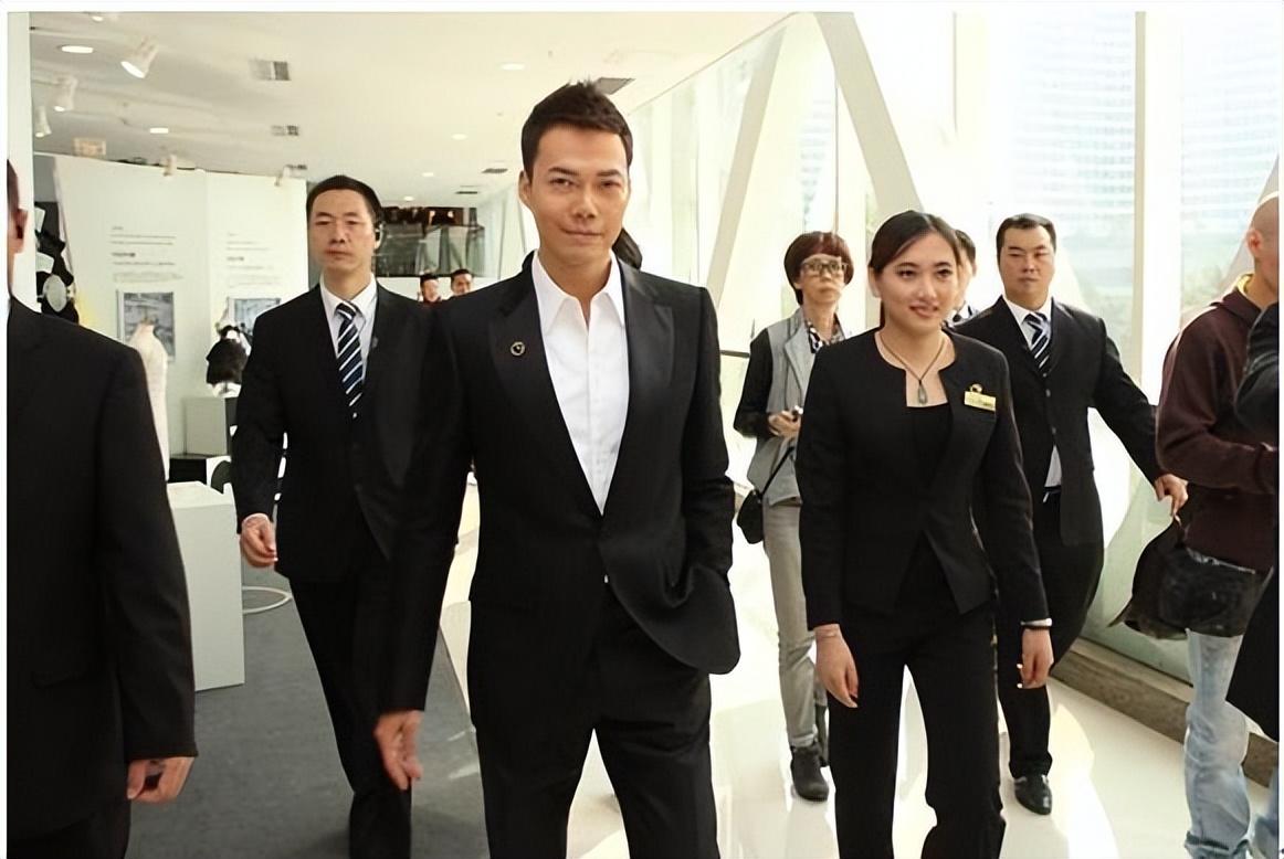 17岁出道42岁大红，帅气港星谢天华老婆不够美，人生却渐入佳境