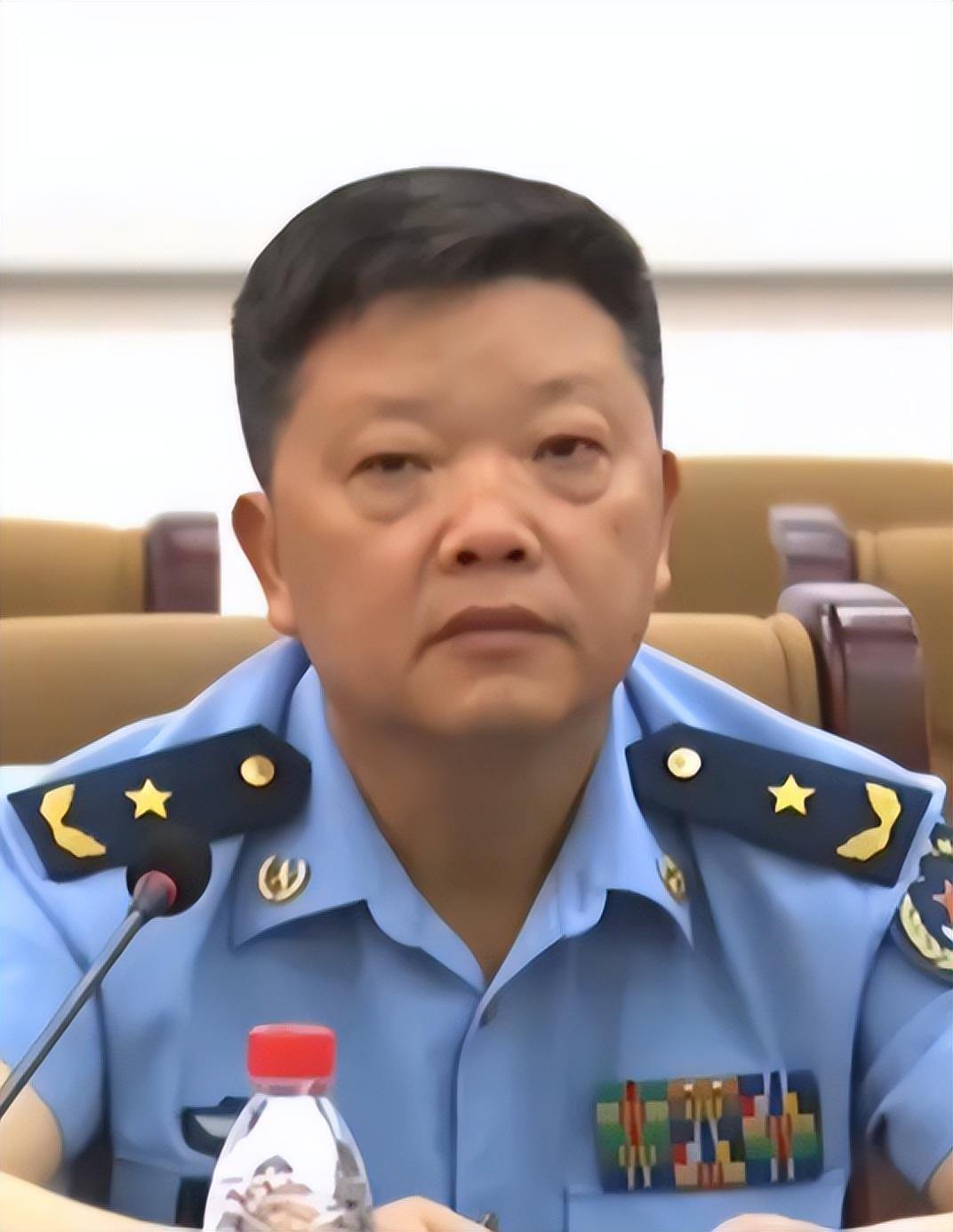 王立岩:联勤保障部队司令员丁兴农,男,江苏建湖人,中将军衔.