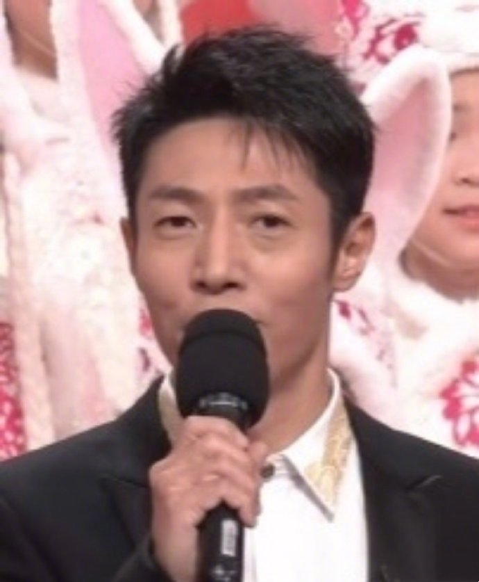 春晚|央视春晚精彩幕后:成龙和小47岁女星合影,杨紫和苏有朋后台热聊