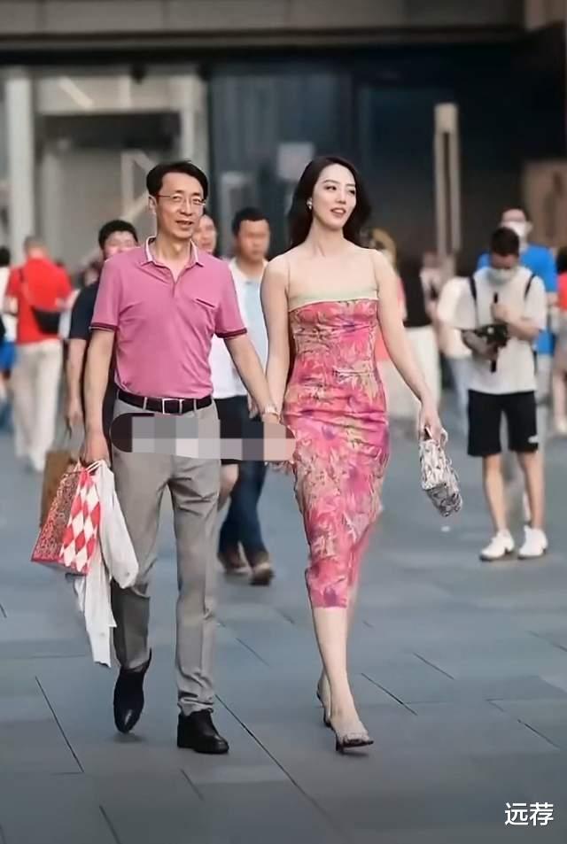 情侣|众多情侣在太古里上演“牵手模仿秀”!网友:气质真不行!