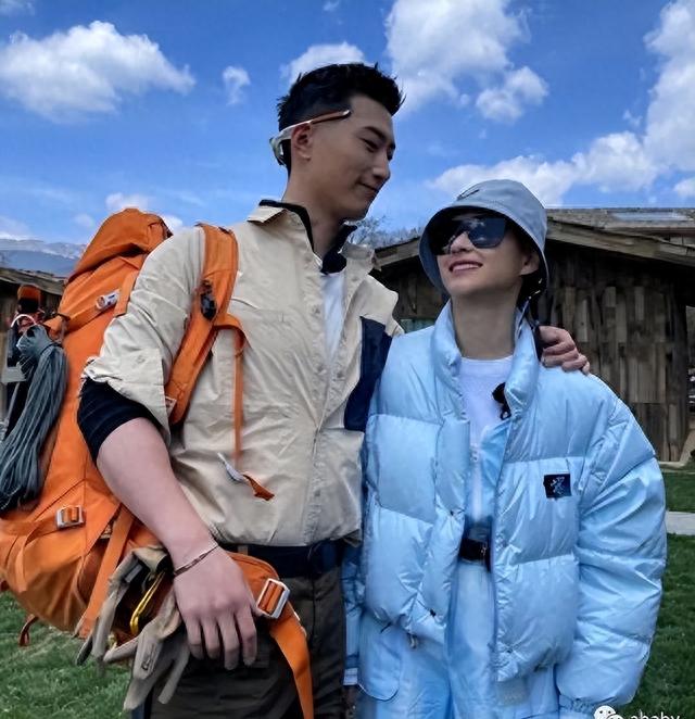 何超莲窦骁甜蜜拥抱，被讥499元拖鞋像乞丐，细节透露婚姻内幕